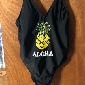 One piece women’s swimsuit size extra large.